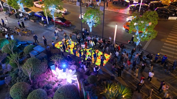 米涂配资 “南桥明月夜”，奉贤区南桥镇通阳路友好街区亮灯