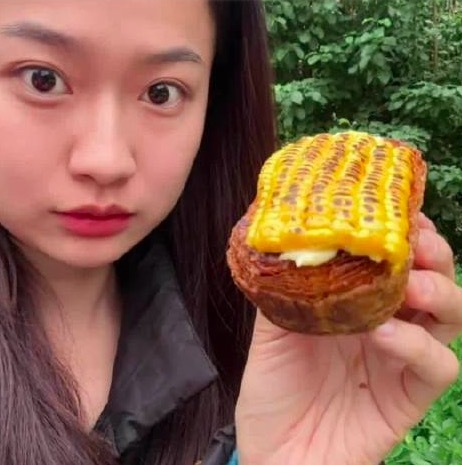 九牛网 女子吐槽爆火甜品！半个玉米扣蛋挞上要50元