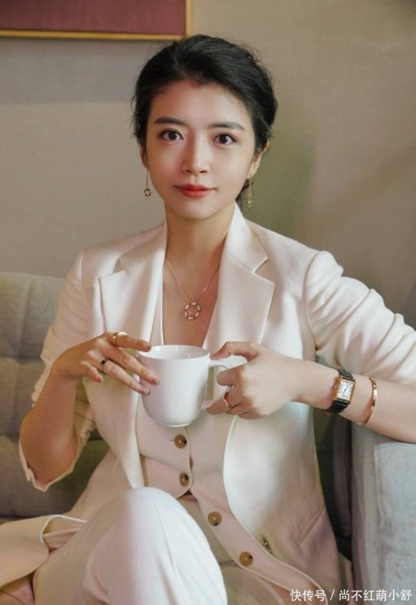 泰安配资 入秋才发现：衣着要简约、配色要高级，中年女性这样穿时髦又减龄